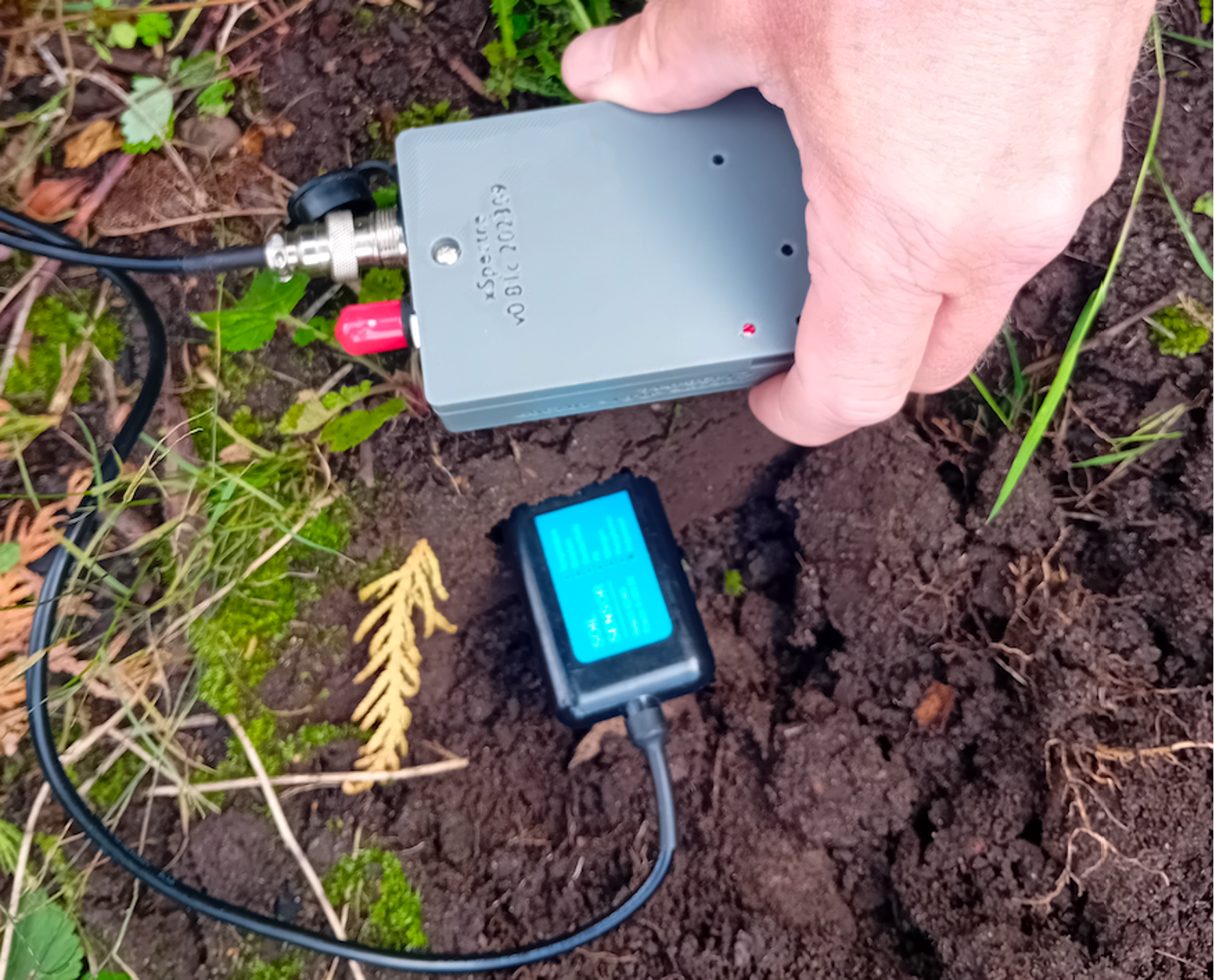 Photo: AI analytics powered xSpectre spectrometer supported by a soil penetrometer.