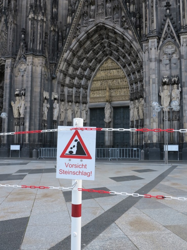 Weathering the stone-built heritage: ensuring the safety of passers-by by creating a large barrier around Cologne Cathedral.© Hohe Domkirche Köln, Dombauhütte. 